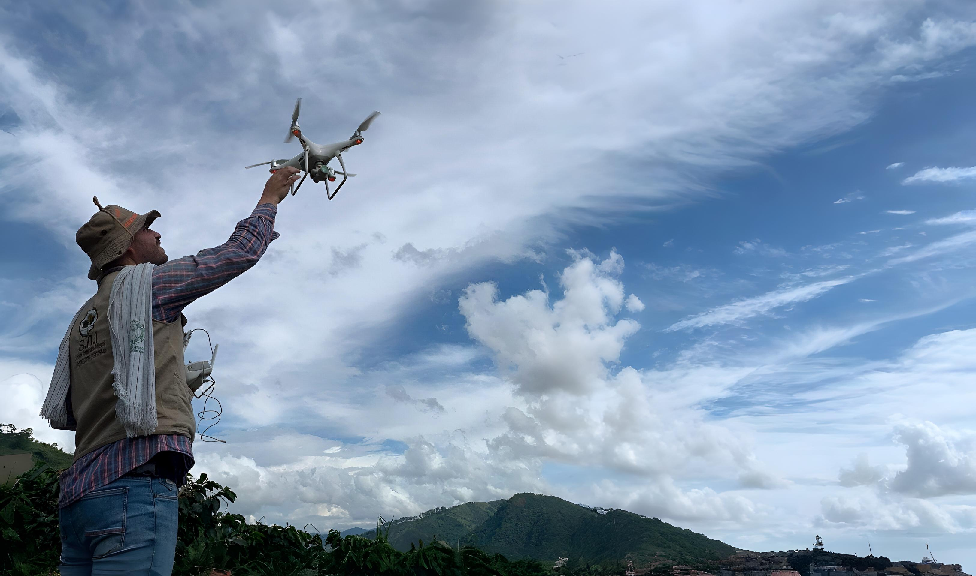 Profesional con equipo GPS en campo agrícola